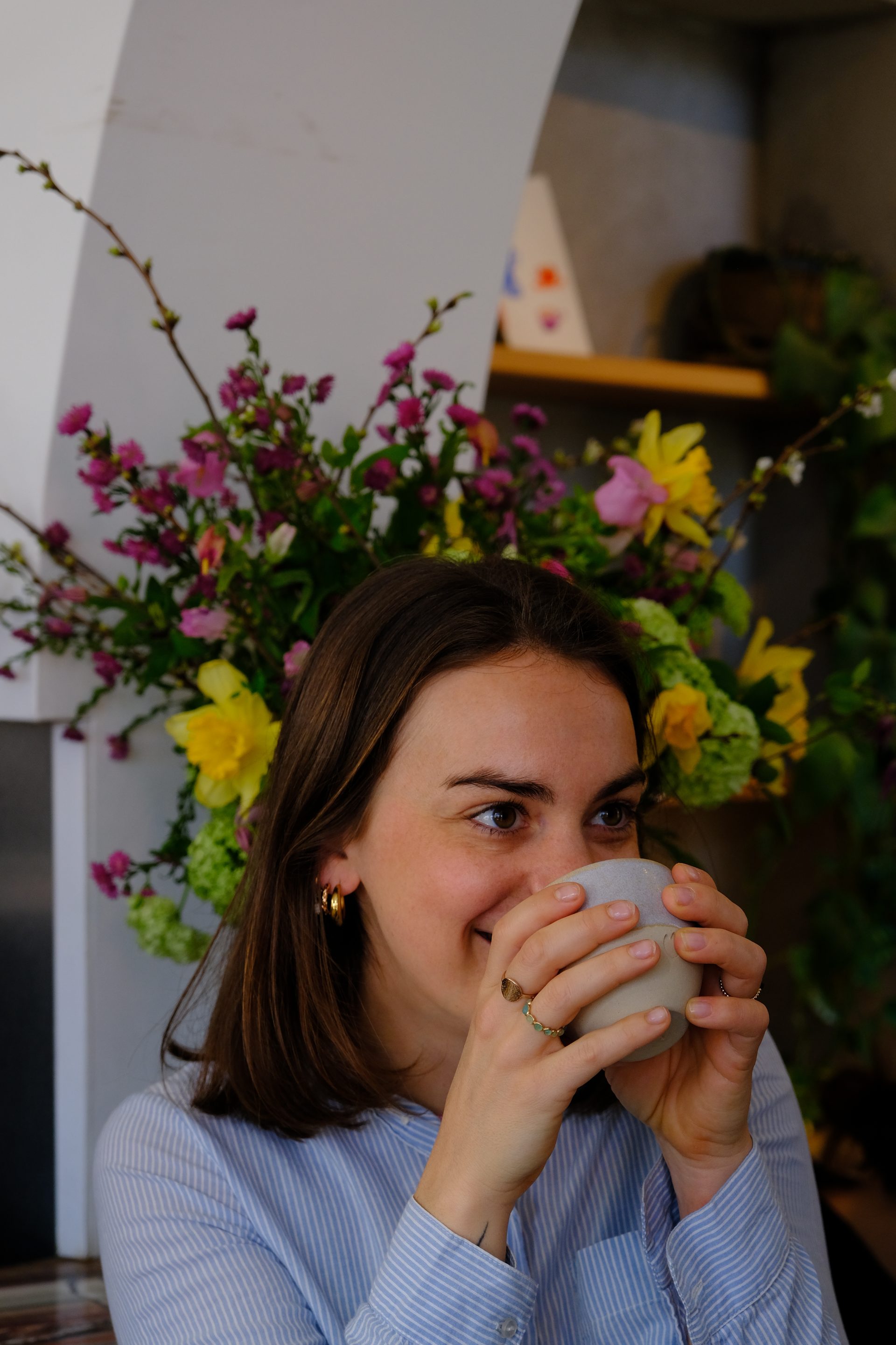 Un moment chaleureux à l'intérieur de Tulipe specialty coffee.