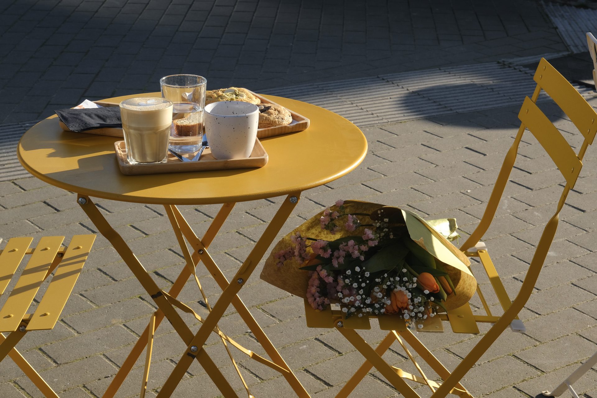 Tulipe café — ambiance chaleureuse et lumineuse.